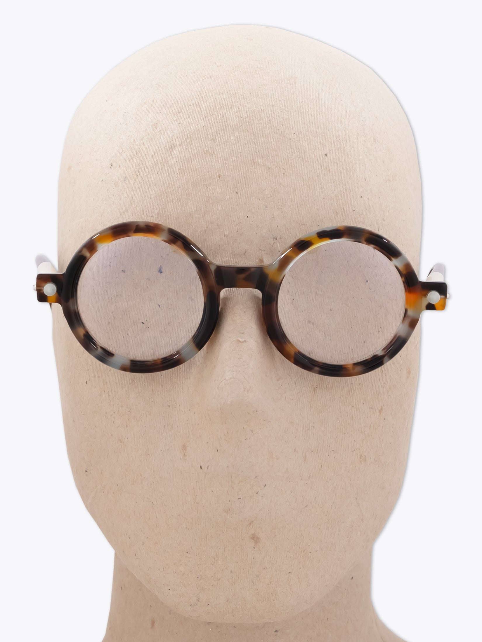 Kuboraum Mask P1 HH Havana Tortoise optical glasses With Mannequin Front View