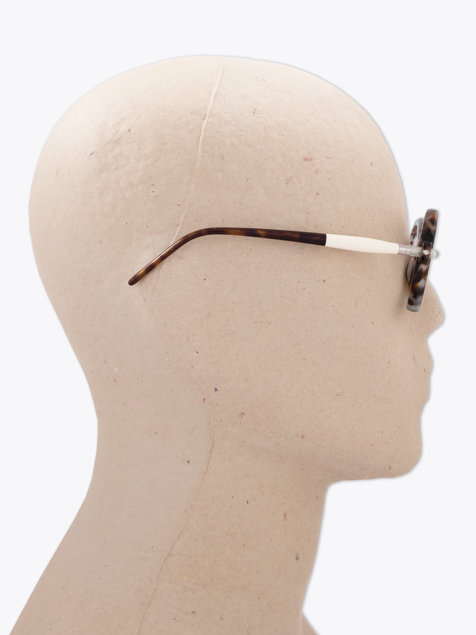 Kuboraum Mask P1 HH Havana Tortoise optical glasses With Mannequin Side View