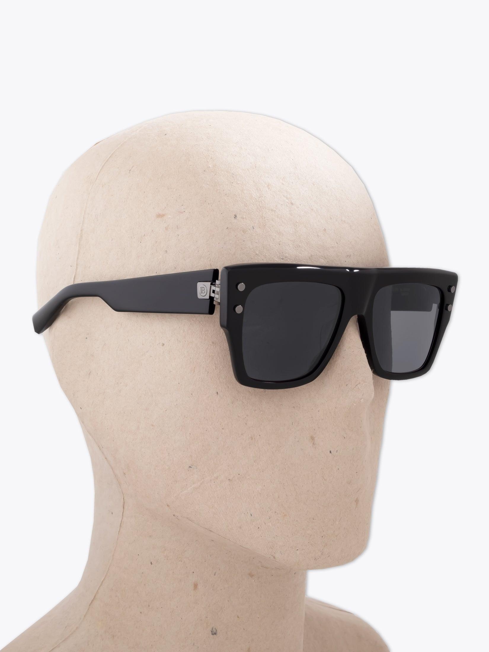 BALMAIN B-I — Sunglasses — Black worn on mannequin