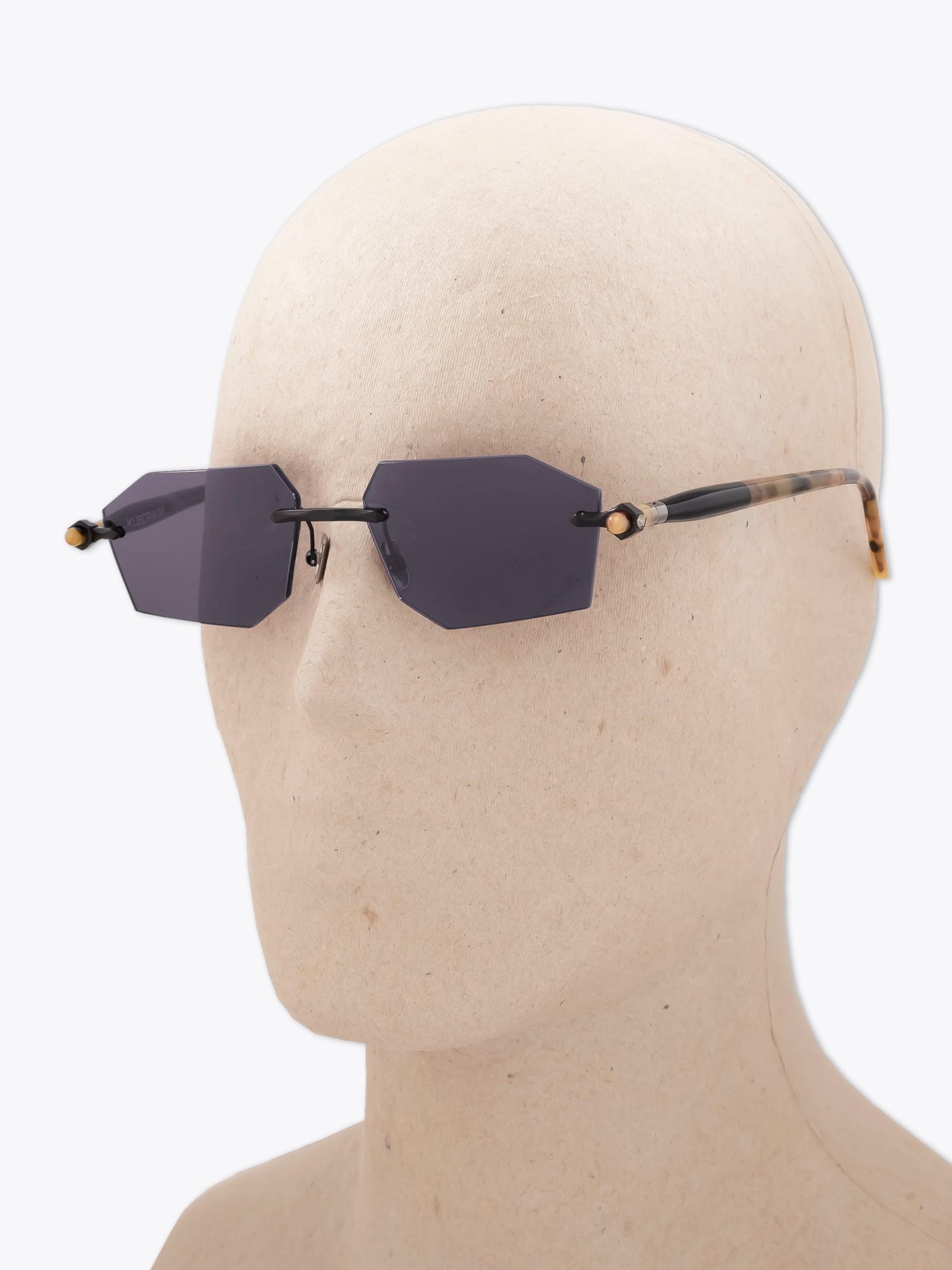 KUBORAUM Mask P55 — Sunglasses — Black three-quarter view