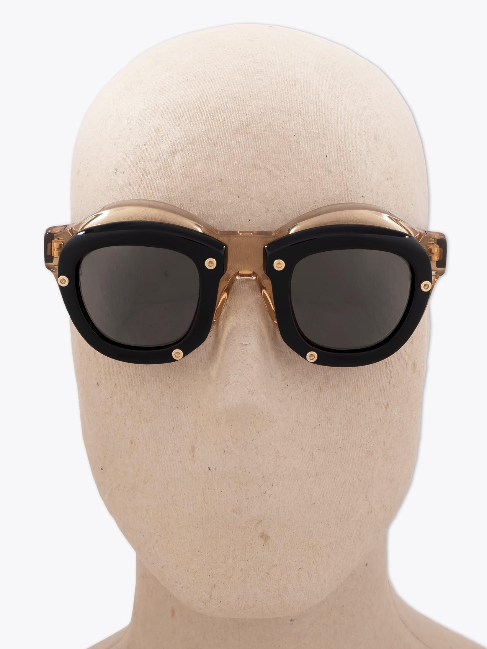 KUBORAUM Mask W1 — Sunglasses — Honey / Black worn on mannequin front view