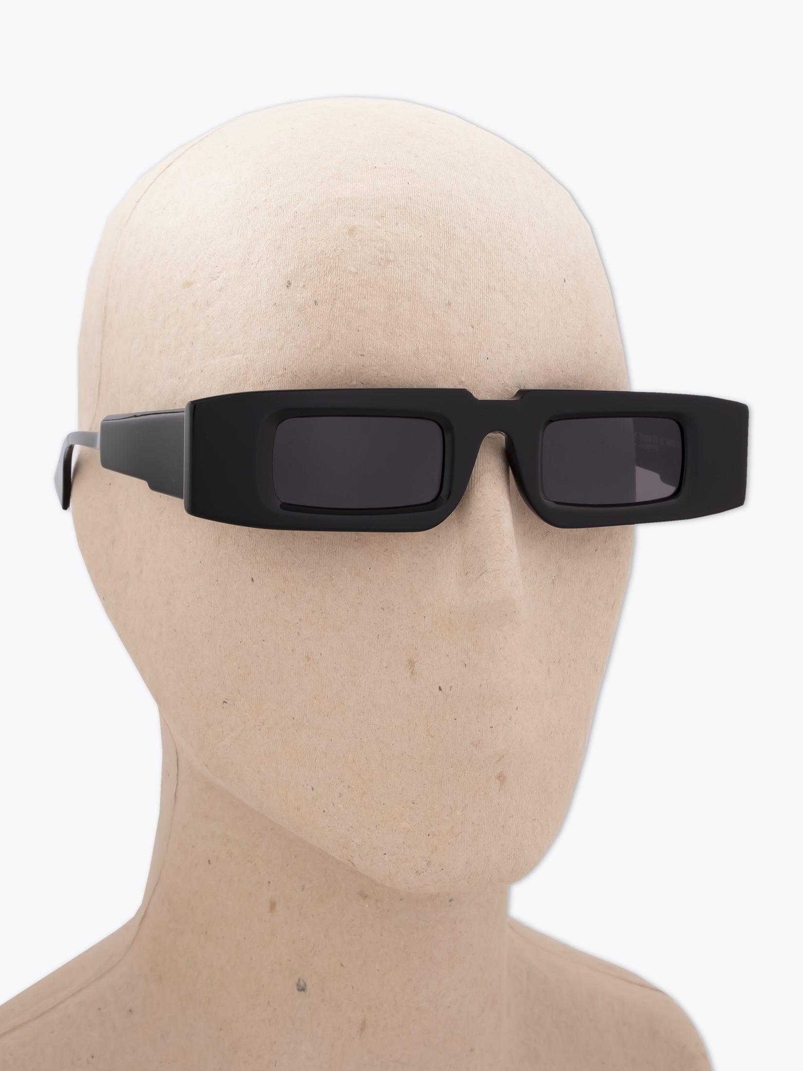 KUBORAUM Mask X5 — Sunglasses — Black three-quarter right view